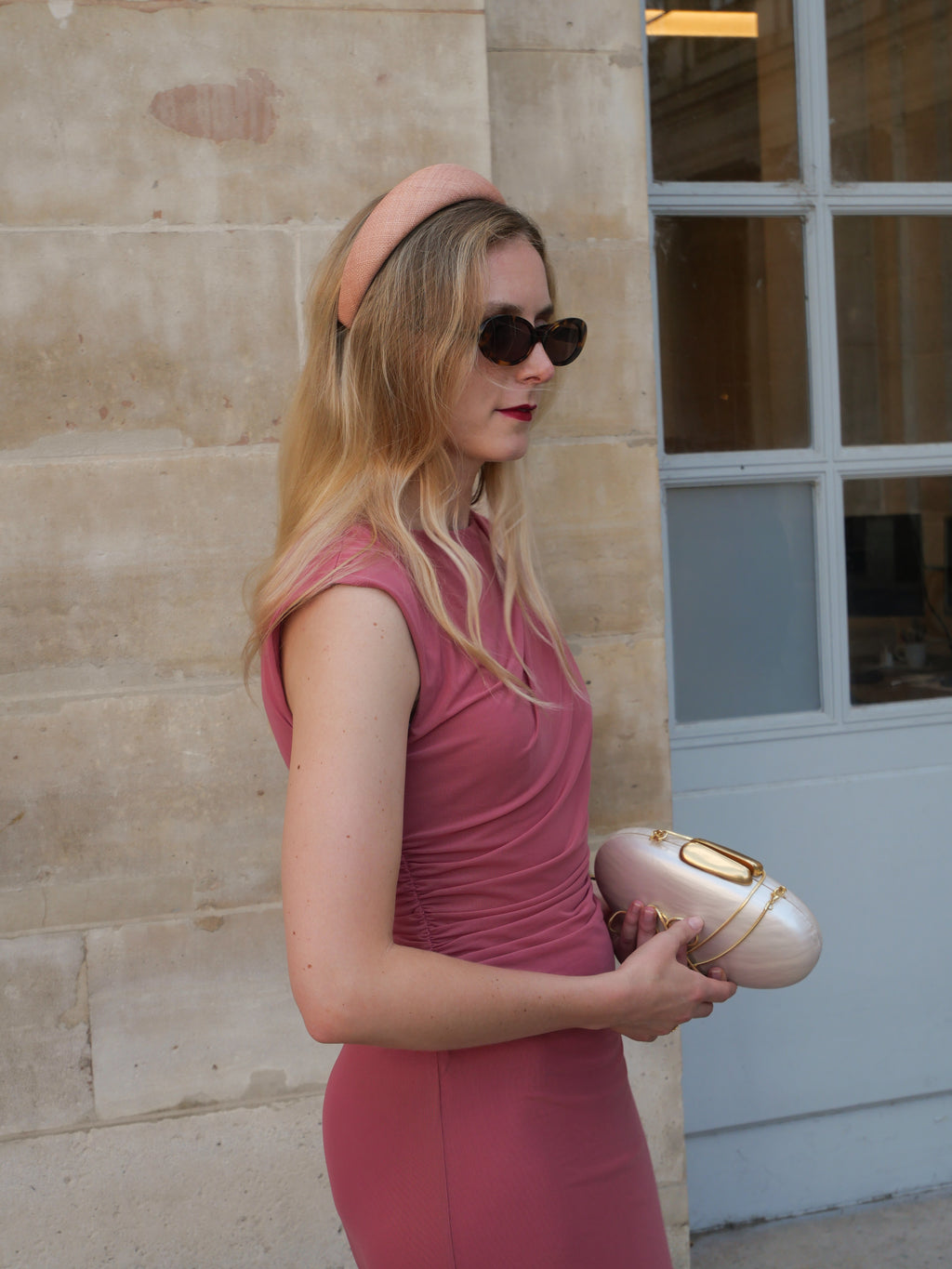 Serre-tête Raphia Paris dans un look féminin pour un mariage