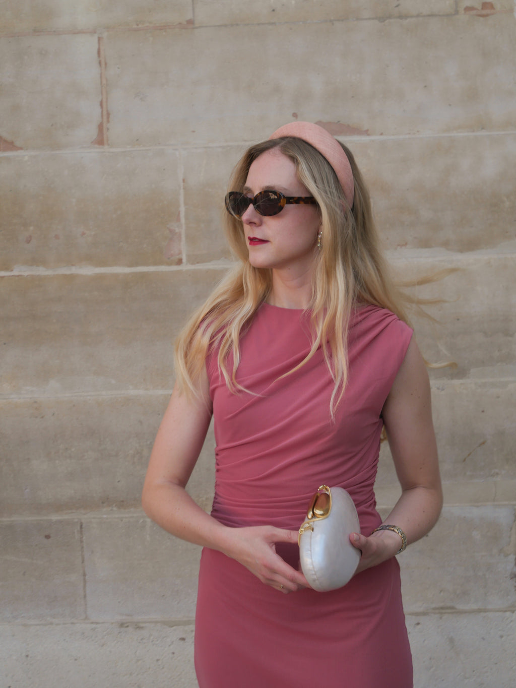 Serre-tête Raphia Paris pour un look d’invitée de mariage chic