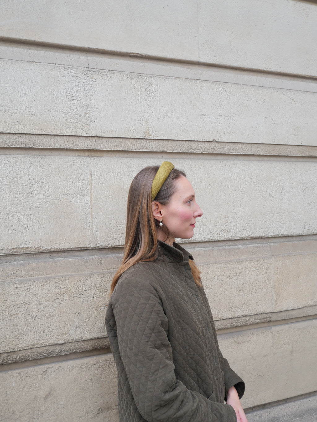 Serre-tête en sinamay Raphia Paris porté dans un look du quotidien