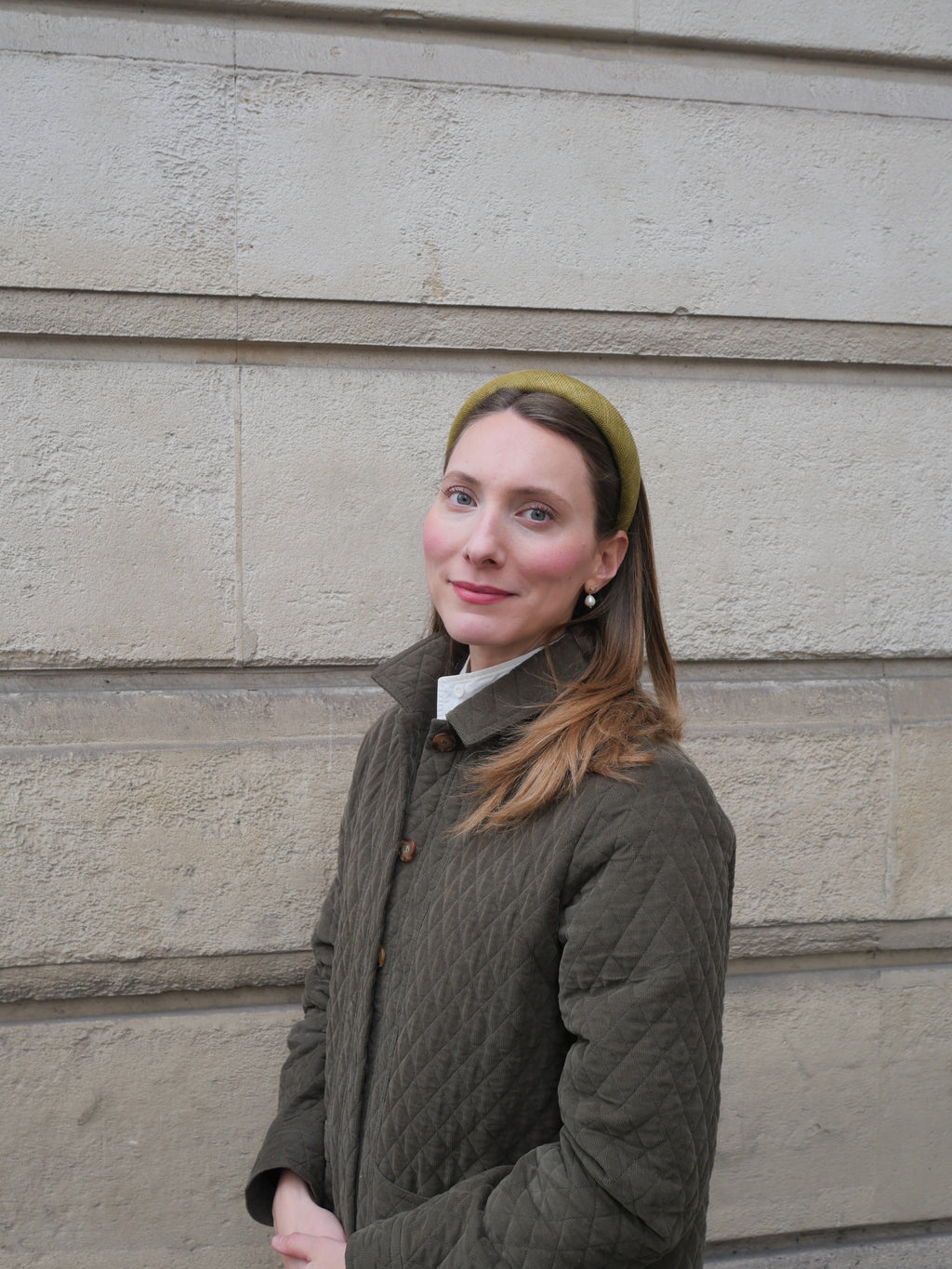 Un look parisien avec un serre-tête vert
