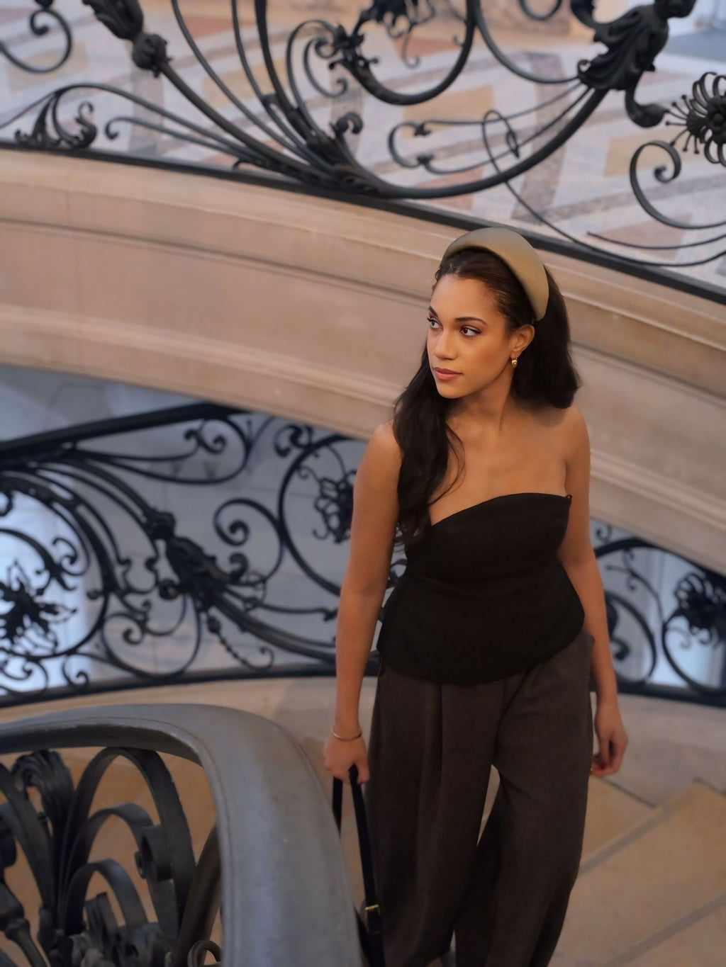 Serre-tête Raphia Paris dans un look élégant de fête