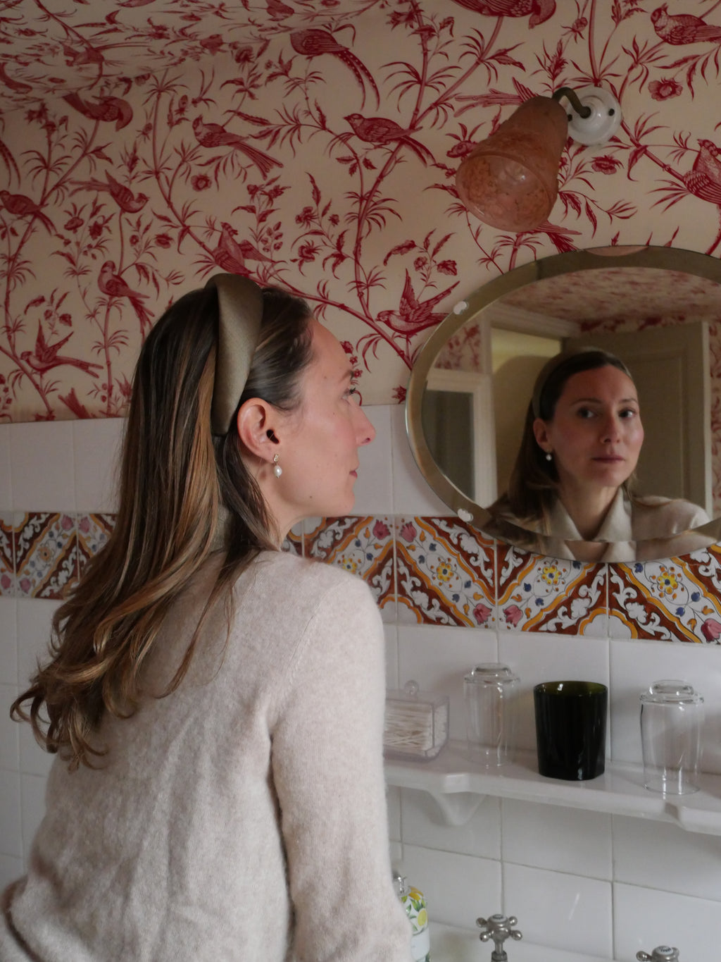 Serre-tête élégant Raphia Paris porté dans un look féminin