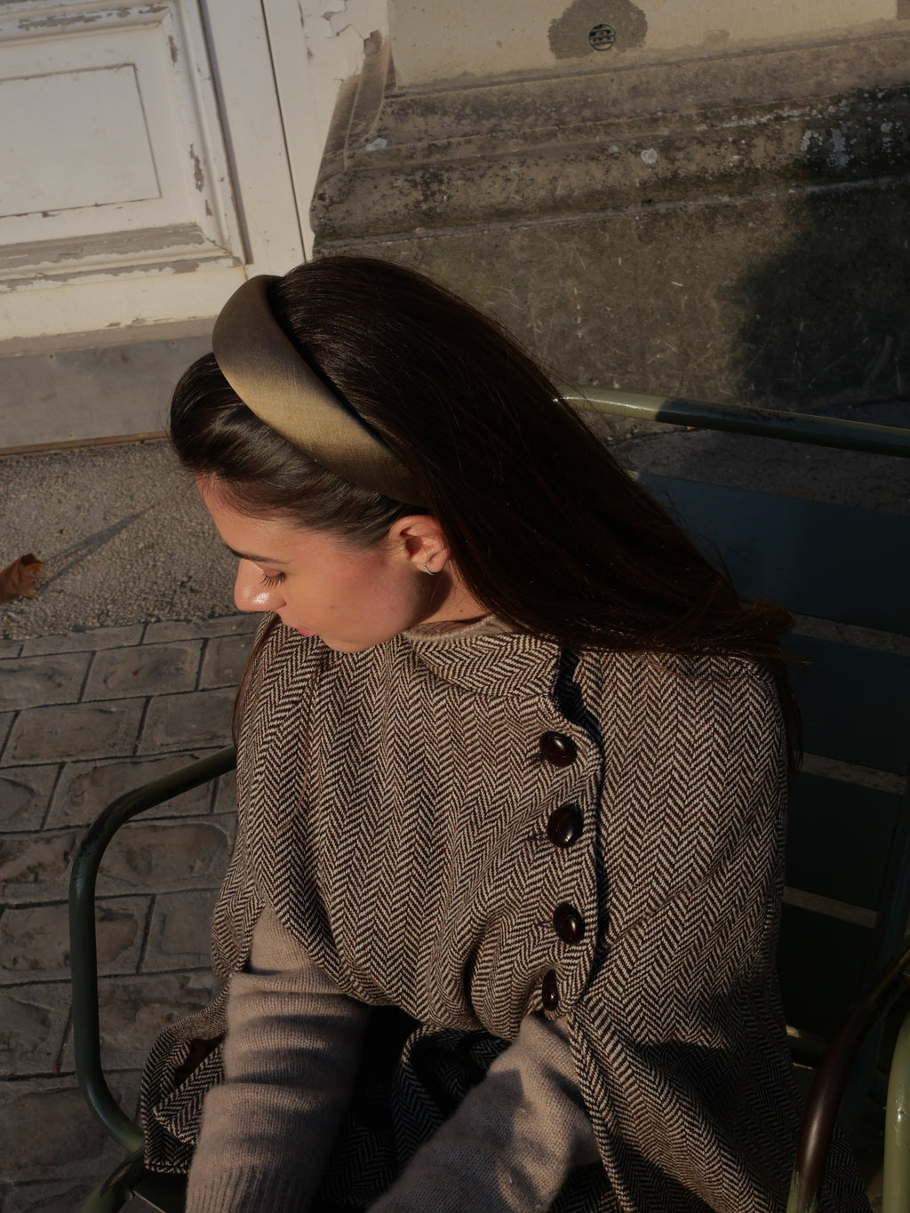 Accessoire cheveux en soie mordoré Raphia Paris porté avec une tenue moderne