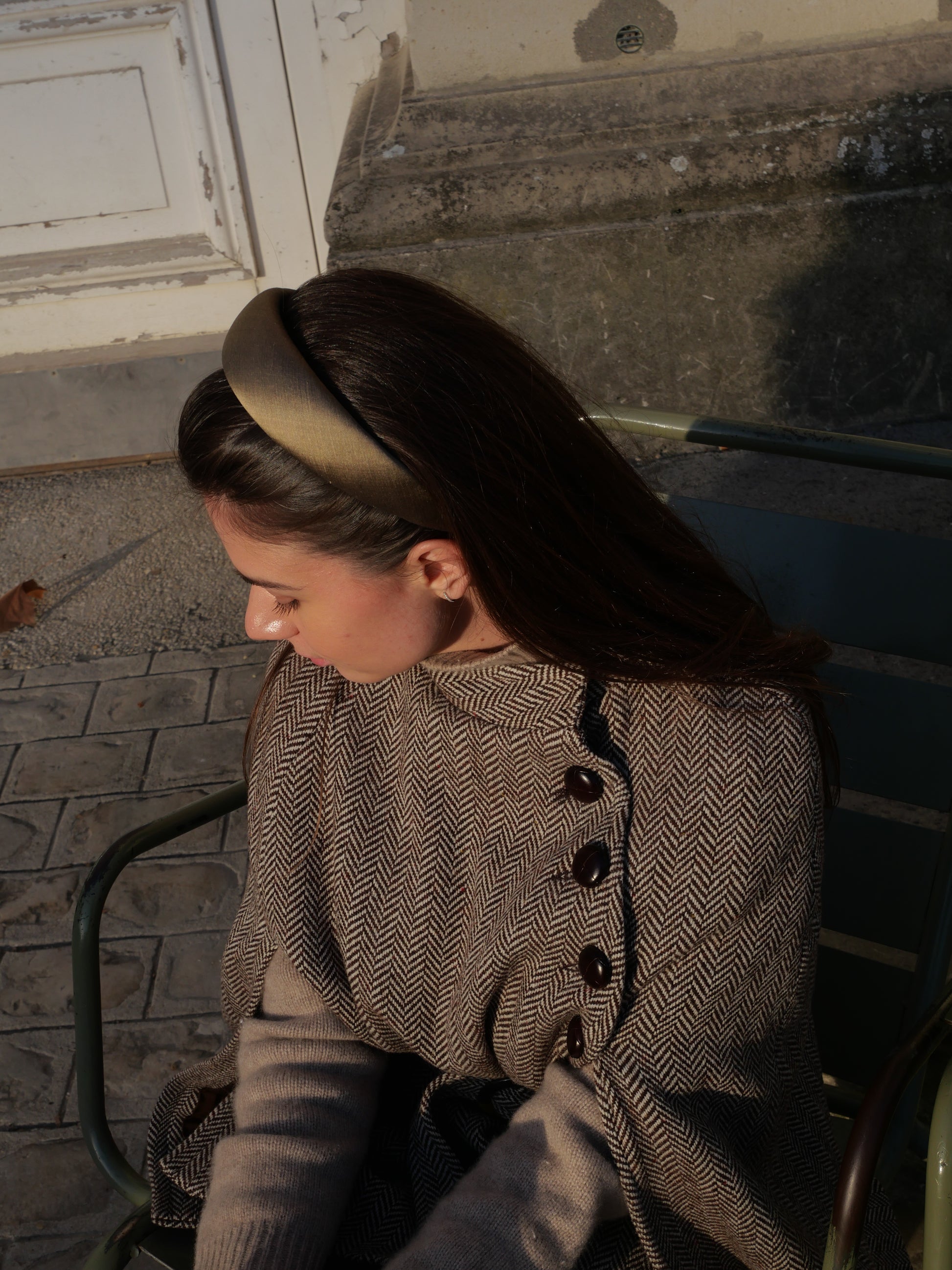 Accessoire cheveux en soie mordoré Raphia Paris porté avec une tenue moderne