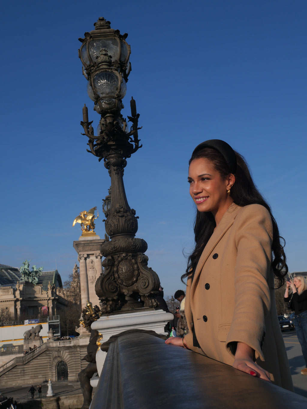 Serre-tête chic porté avec une tenue parisienne élégante