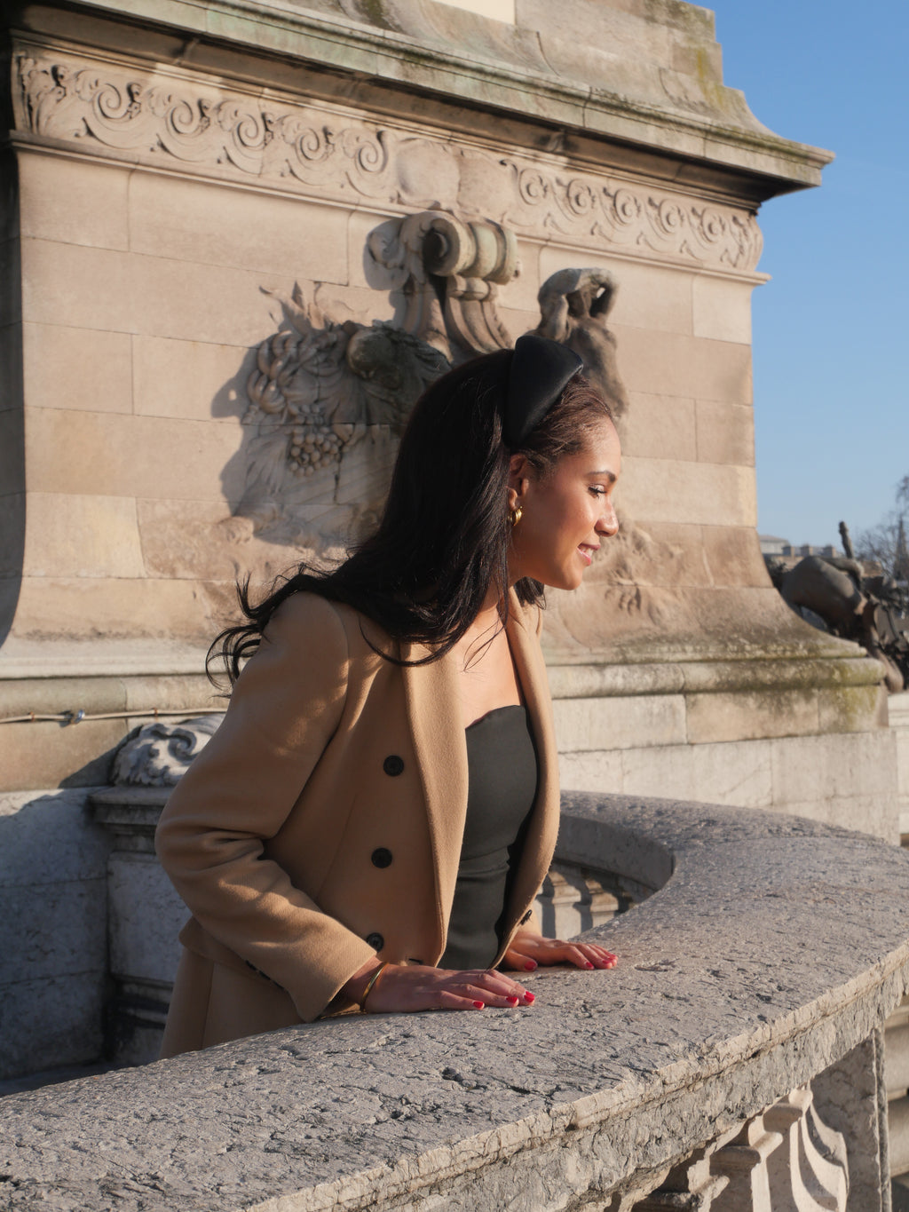 Accessoire cheveux Raphia Paris porté dans un style élégant