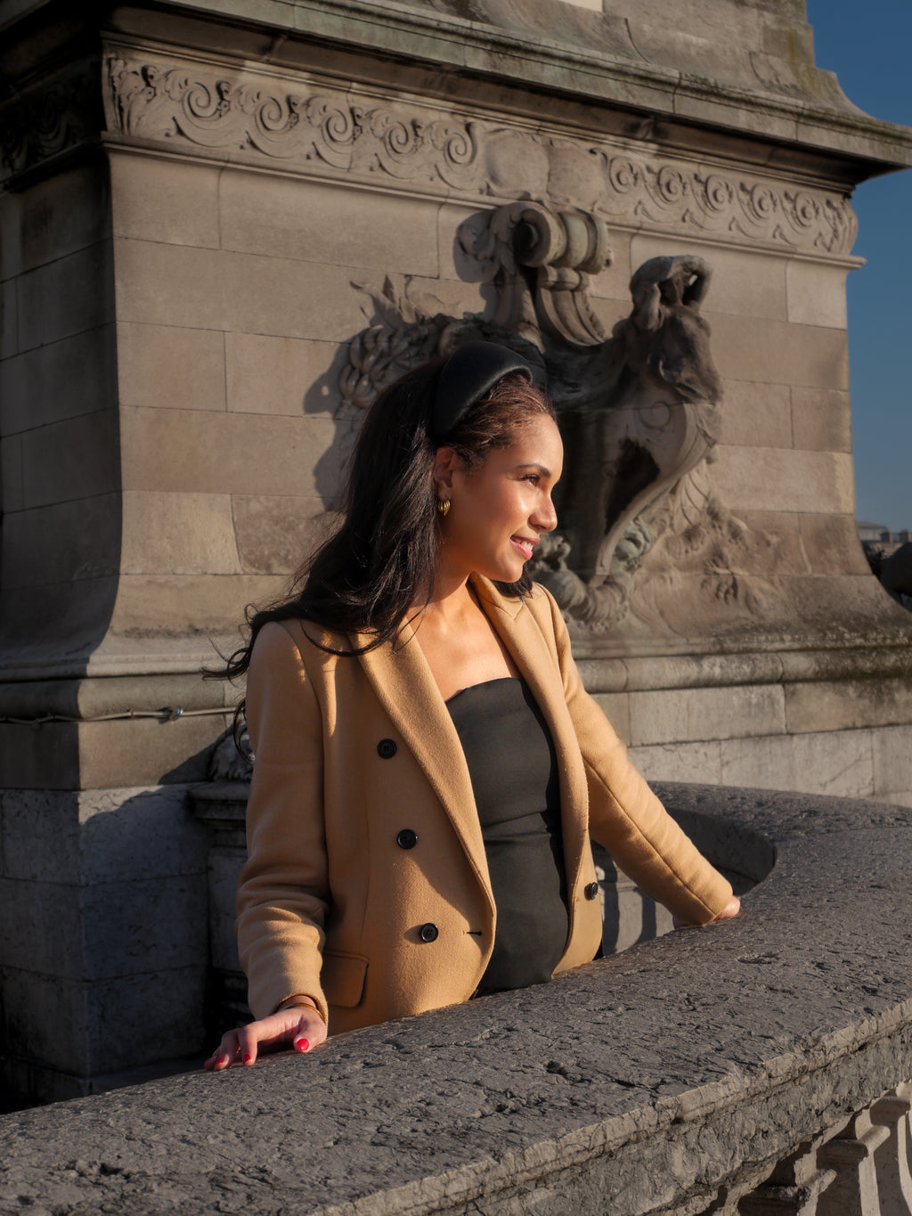 Serre-tête Raphia Paris dans un look élégant