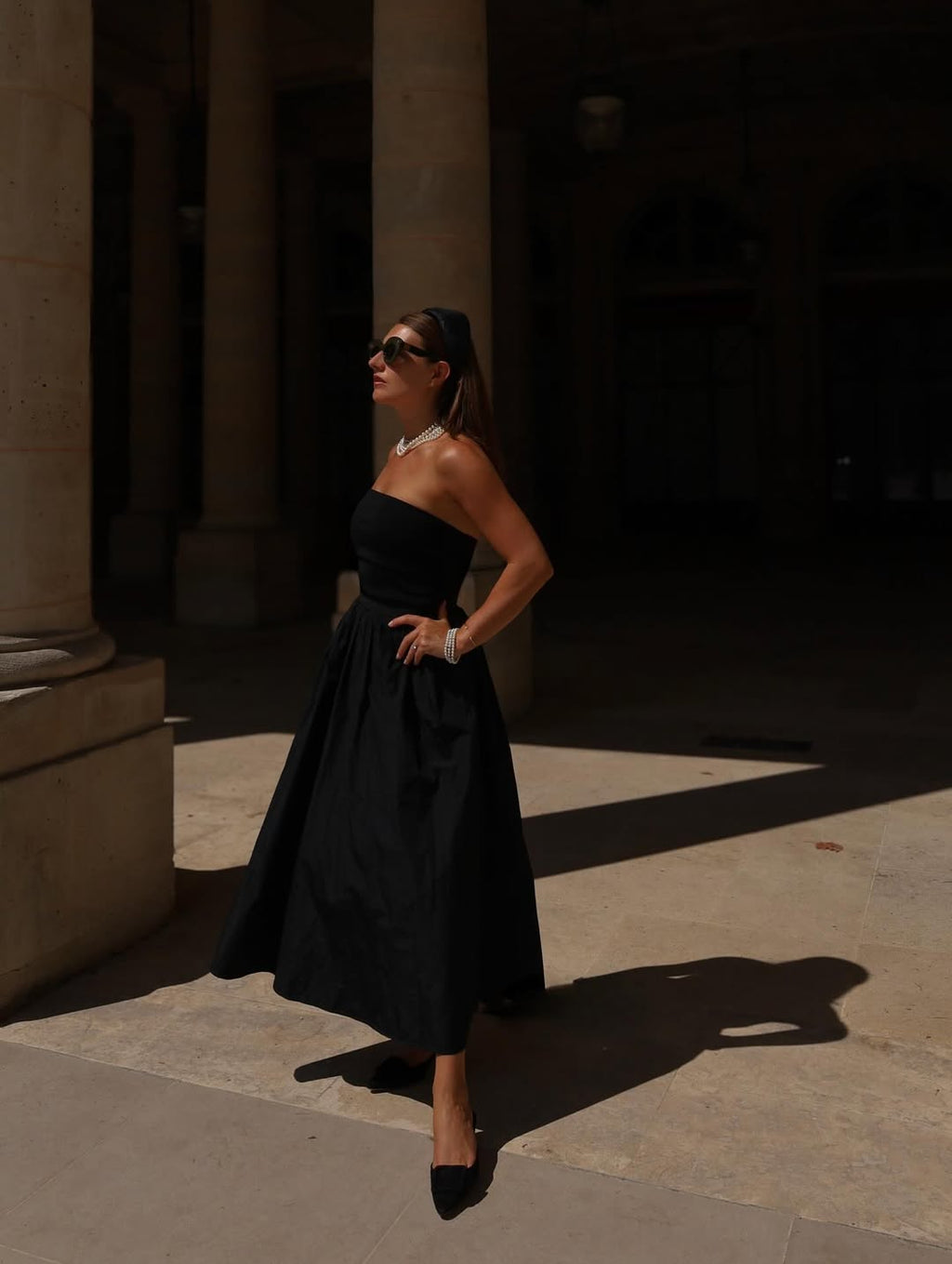 Serre-tête élégant Raphia Paris porté dans un look féminin
