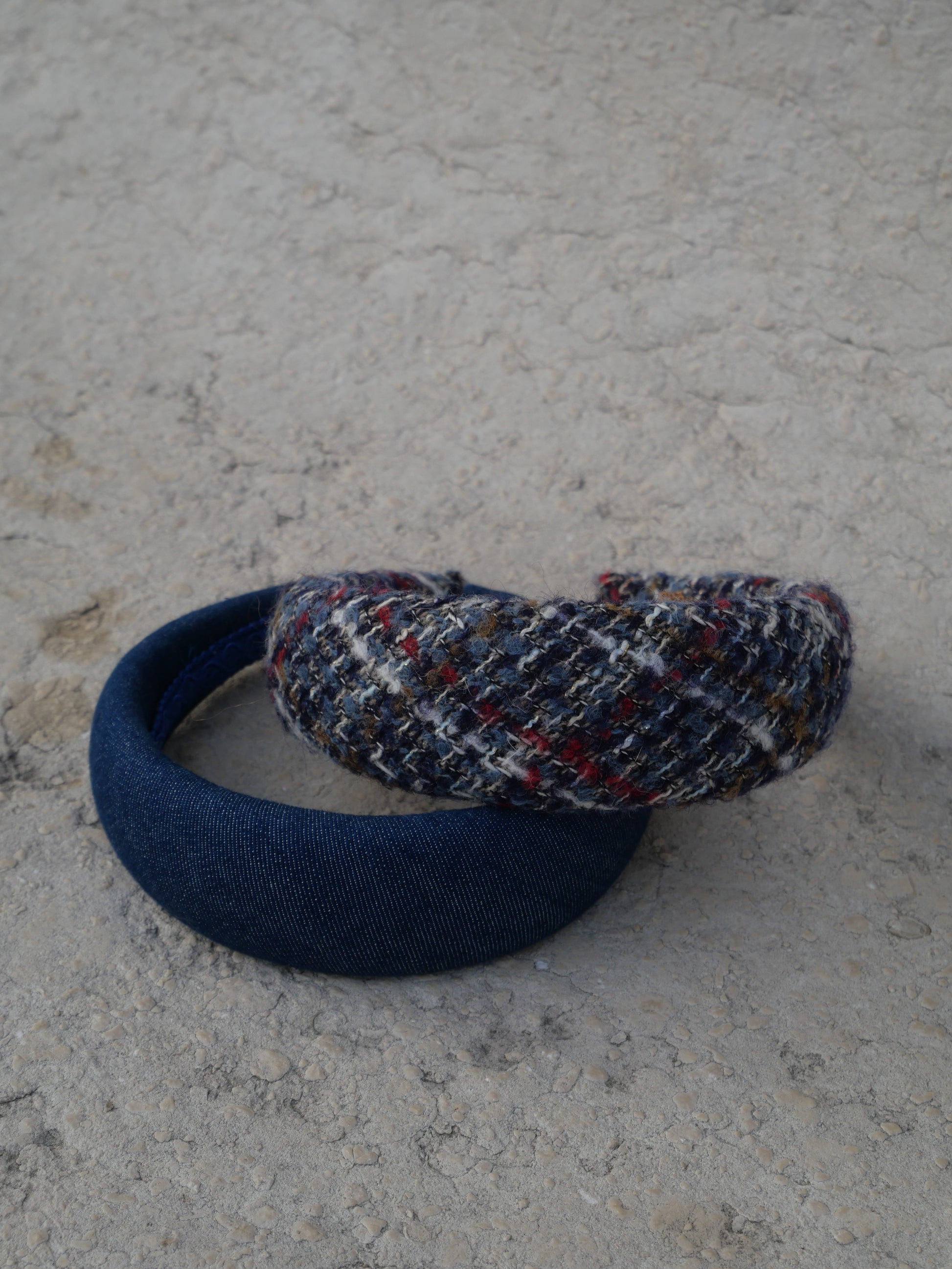 Détail d’un serre-tête Raphia Paris