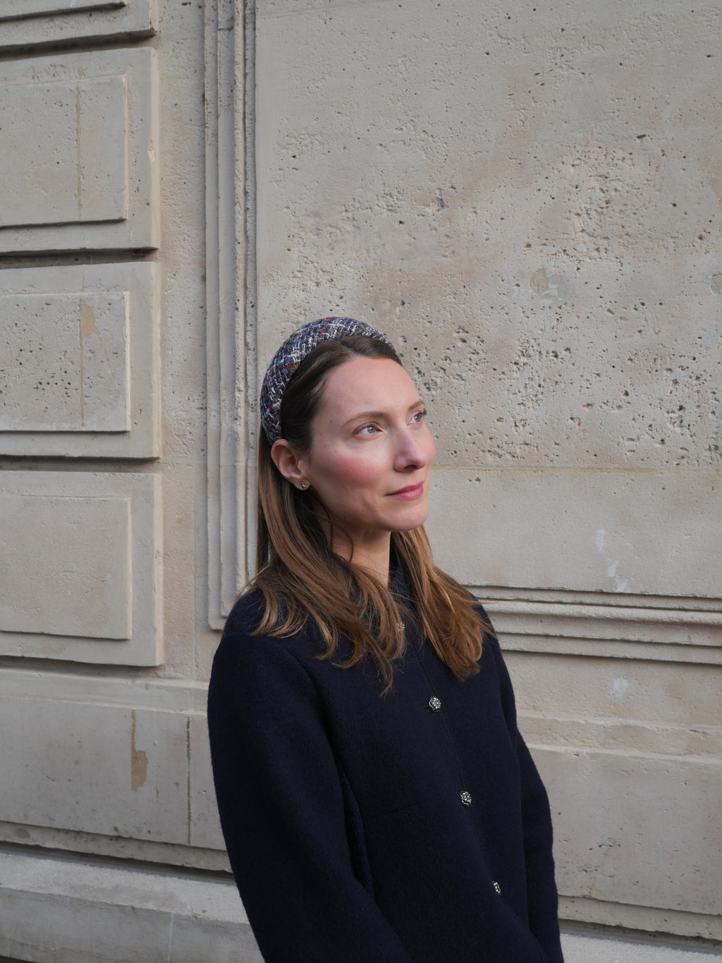 Serre-tête chic porté avec une tenue parisienne élégante