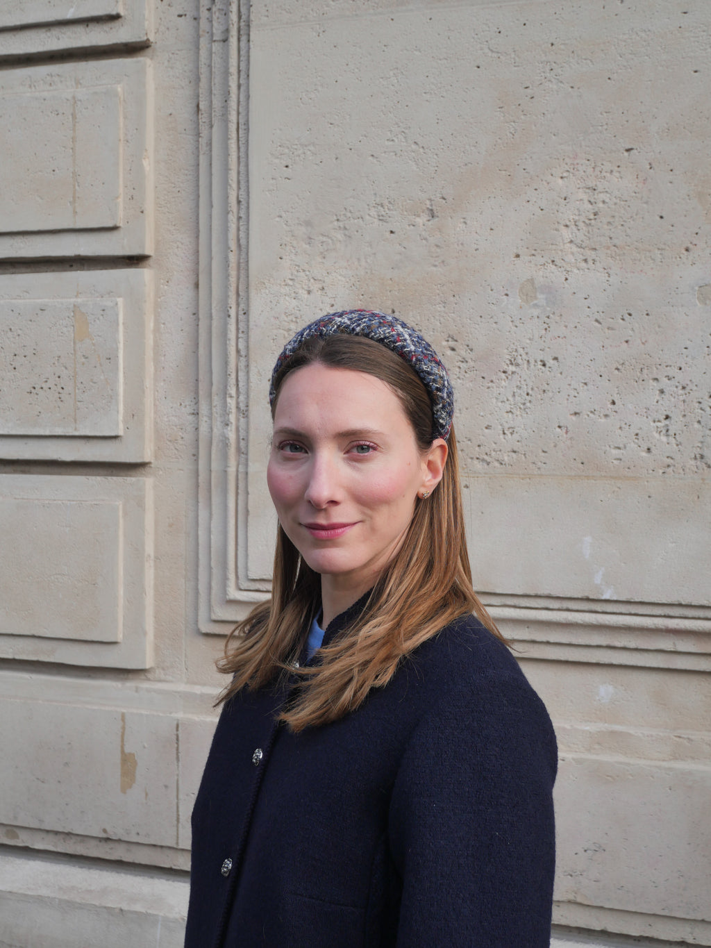 Femme portant un serre-tête élégant Raphia Paris