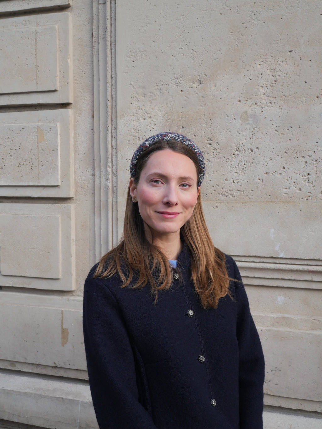 Accessoire cheveux Raphia Paris porté dans un style élégant