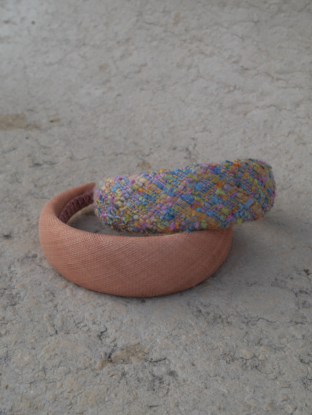 Détail d’un serre-tête Raphia Paris en tweed rose