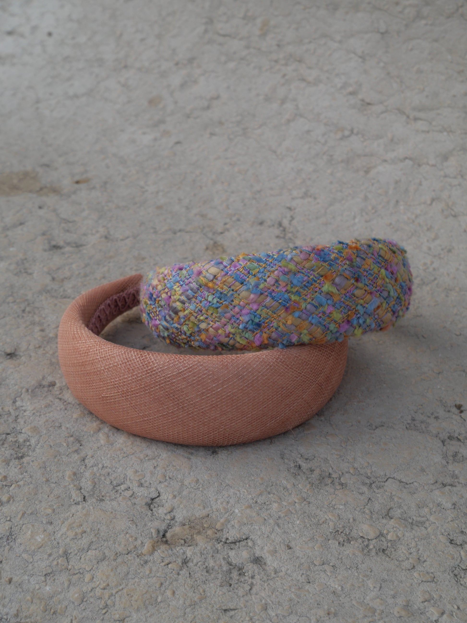 Détail d’un serre-tête Raphia Paris en tweed rose