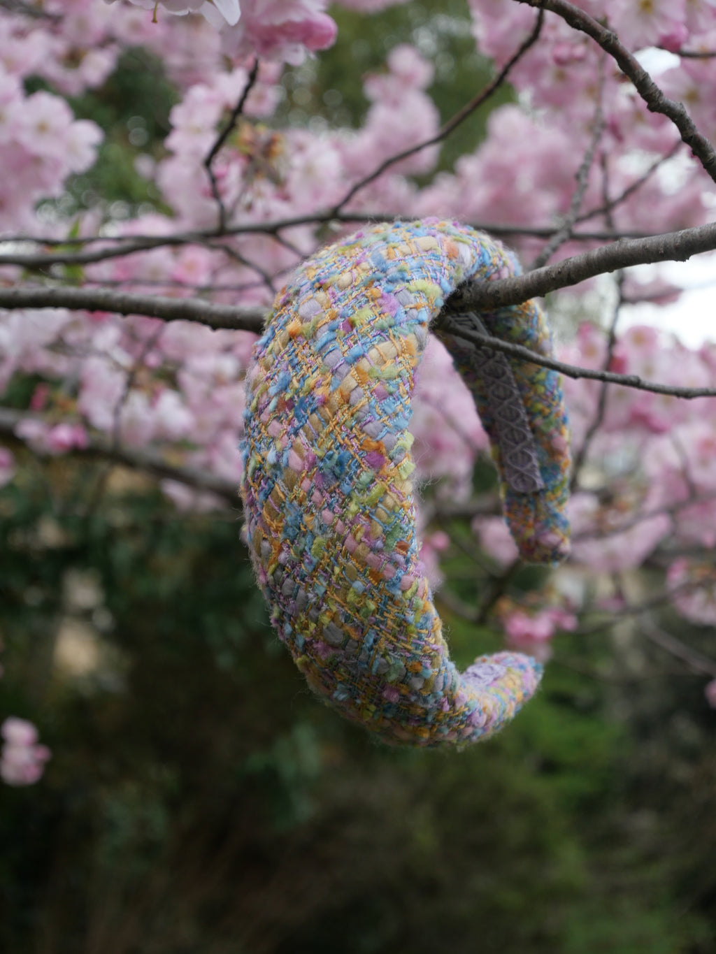 Détail d’un serre-tête Raphia Paris dans un esprit printanier