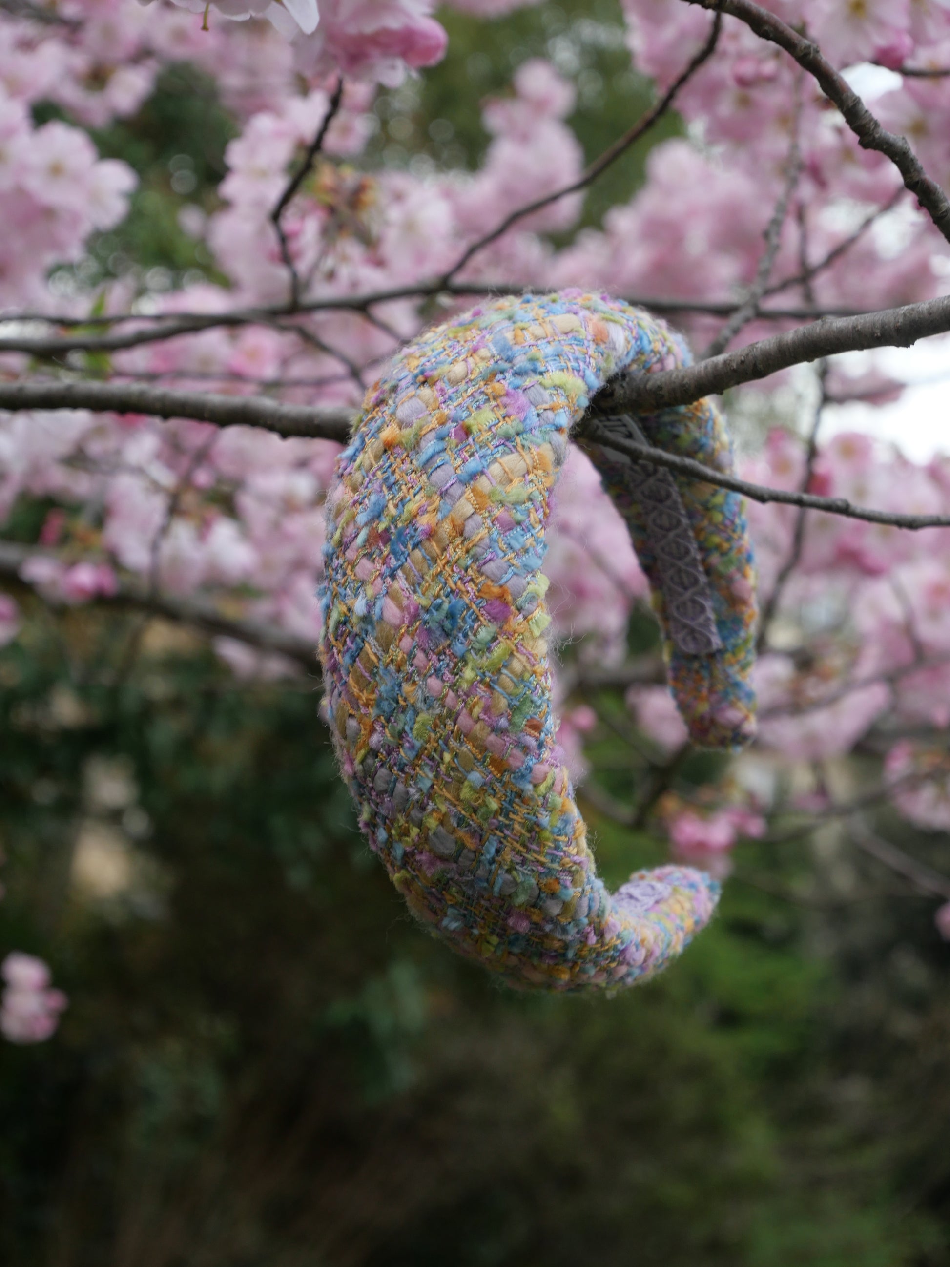 Détail d’un serre-tête Raphia Paris dans un esprit printanier