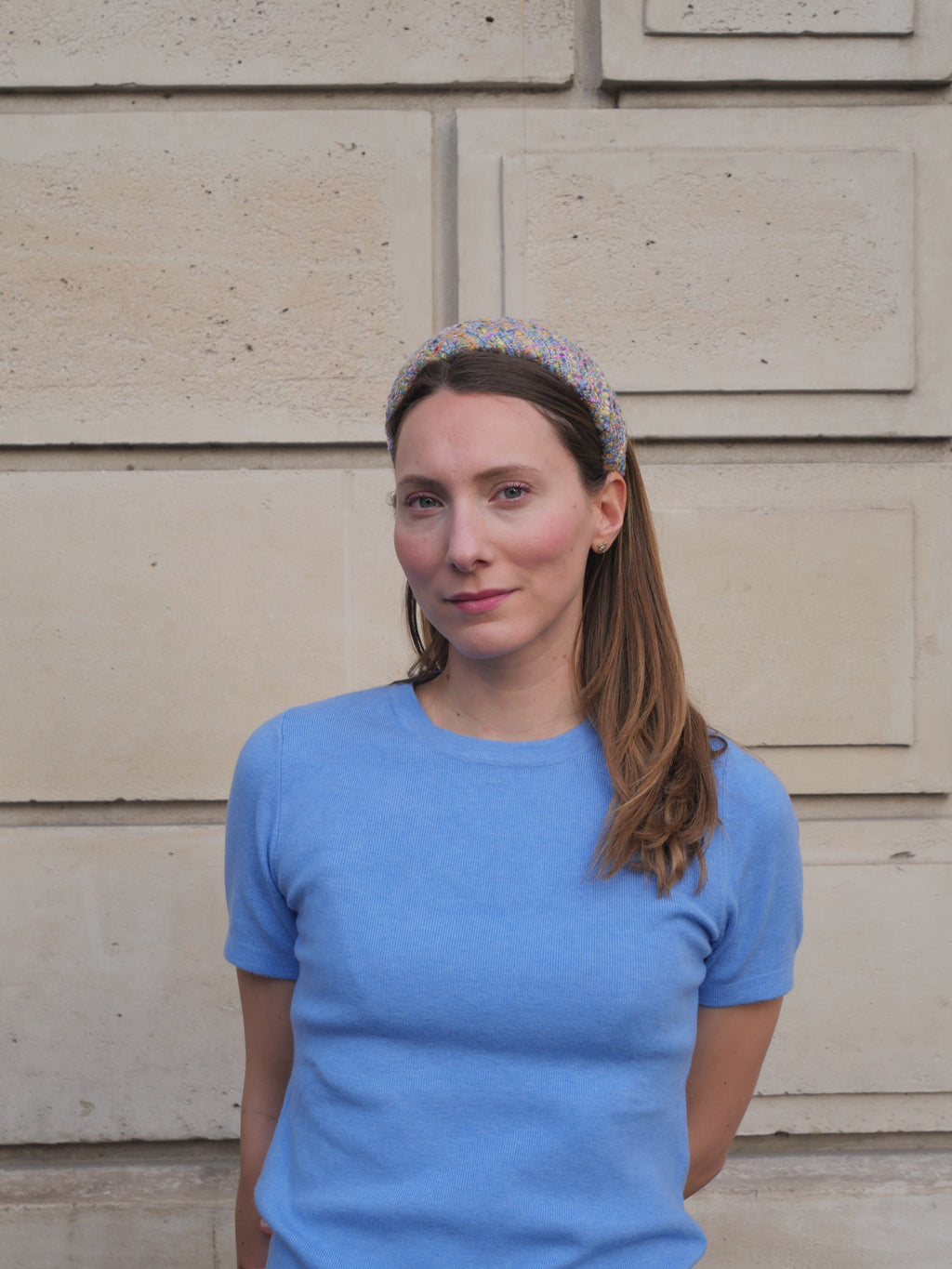 Serre-tête Raphia Paris dans un look mode féminin