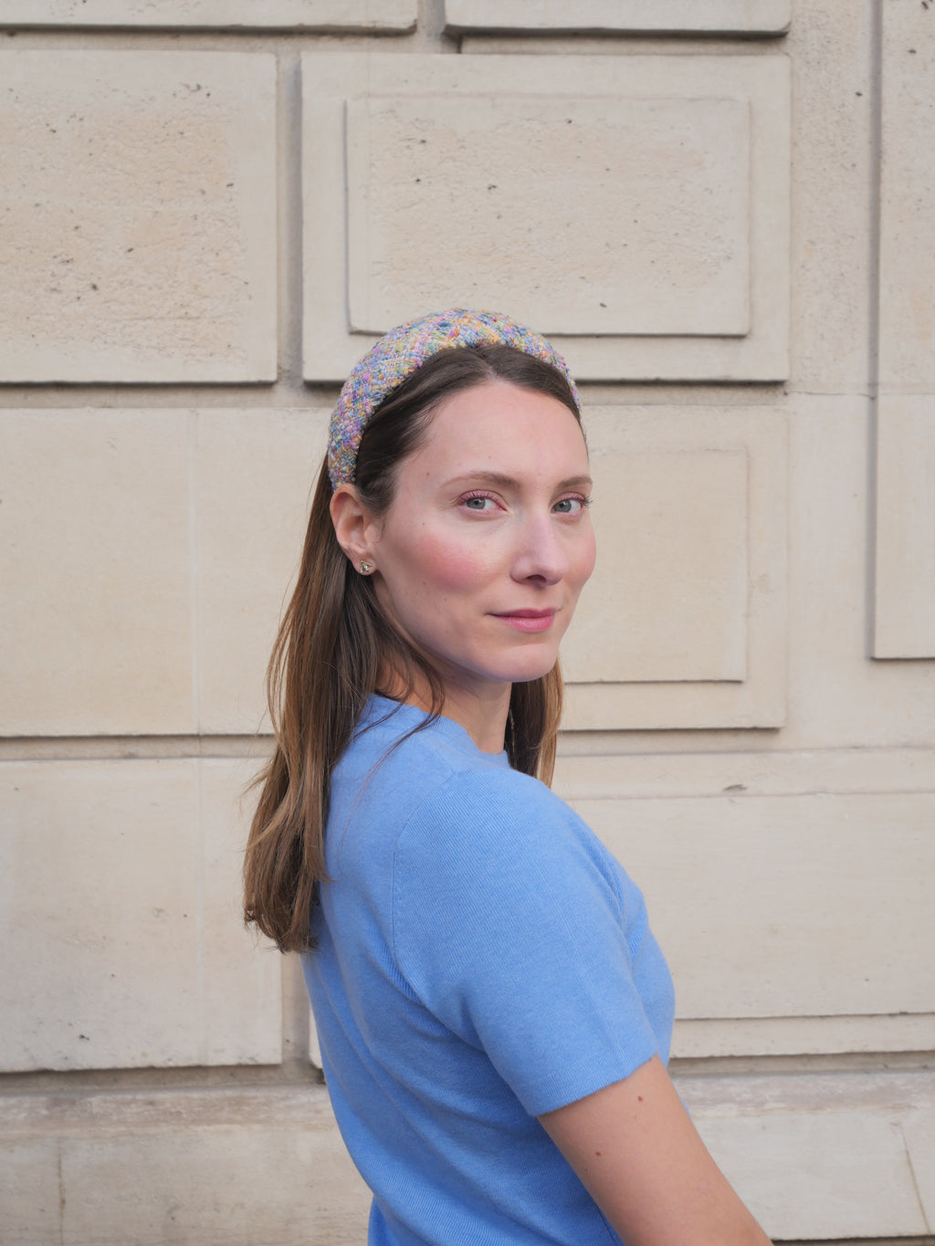 Accessoire cheveux Raphia Paris porté dans un style élégant