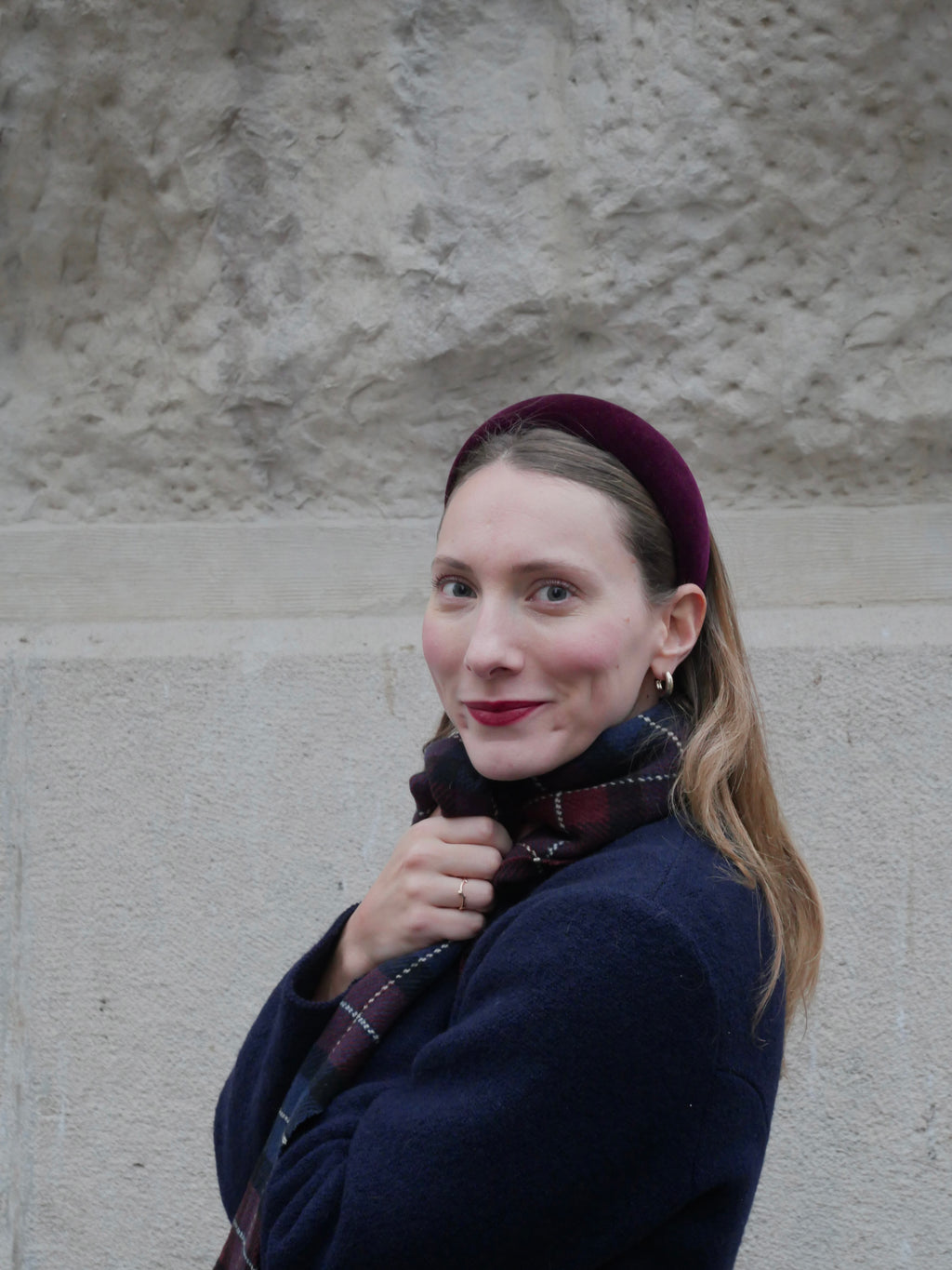 Accessoire cheveux en velours Raphia Paris porté dans un look casual chic
