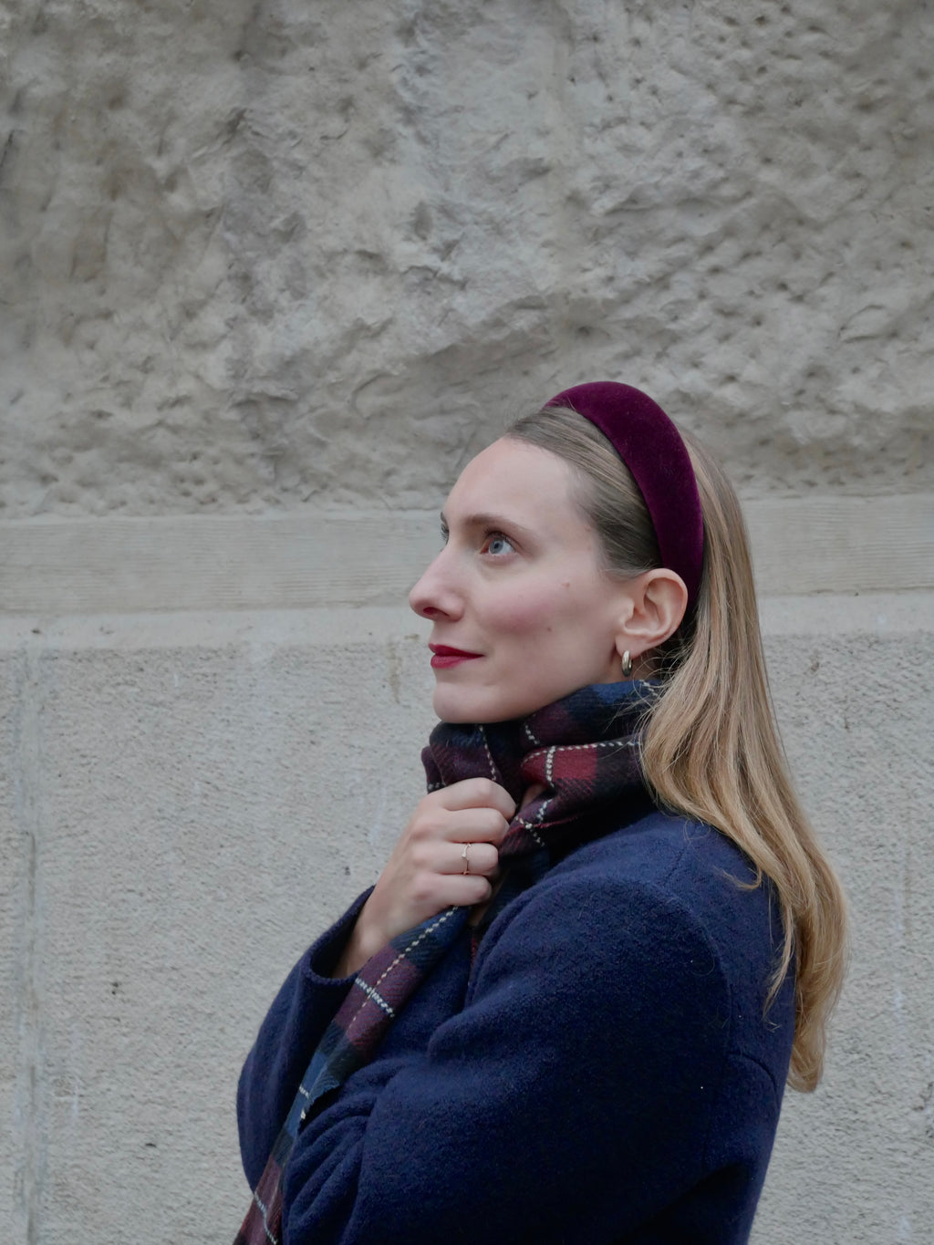 Serre-tête en velours Raphia Paris porté avec une tenue élégante du quotidien