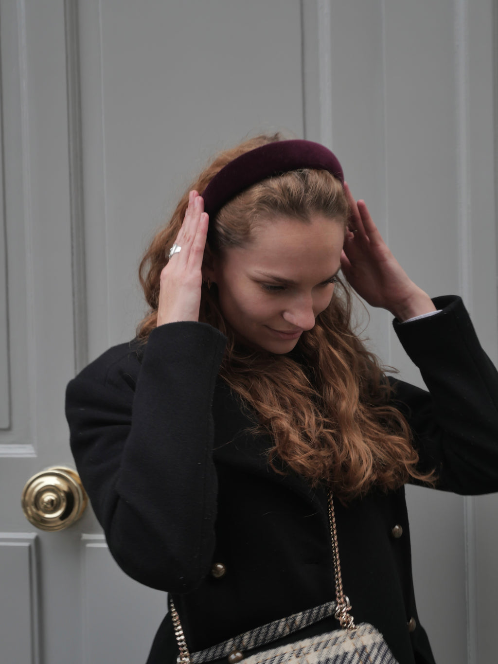 Serre-tête élégant Raphia Paris porté dans un look féminin