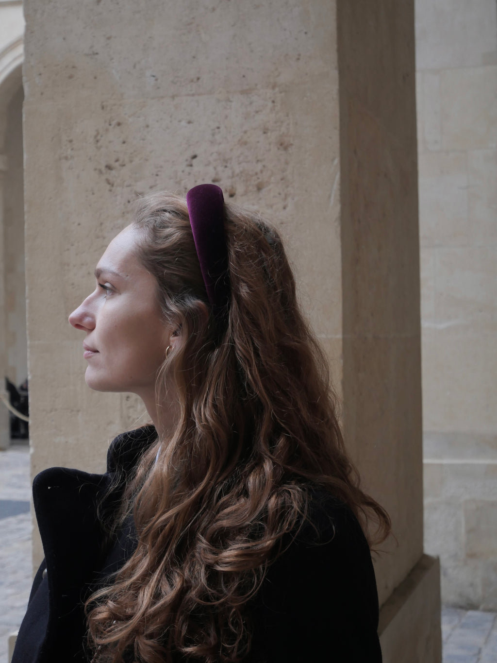 Serre-tête en velours Raphia Paris dans un look mode féminin