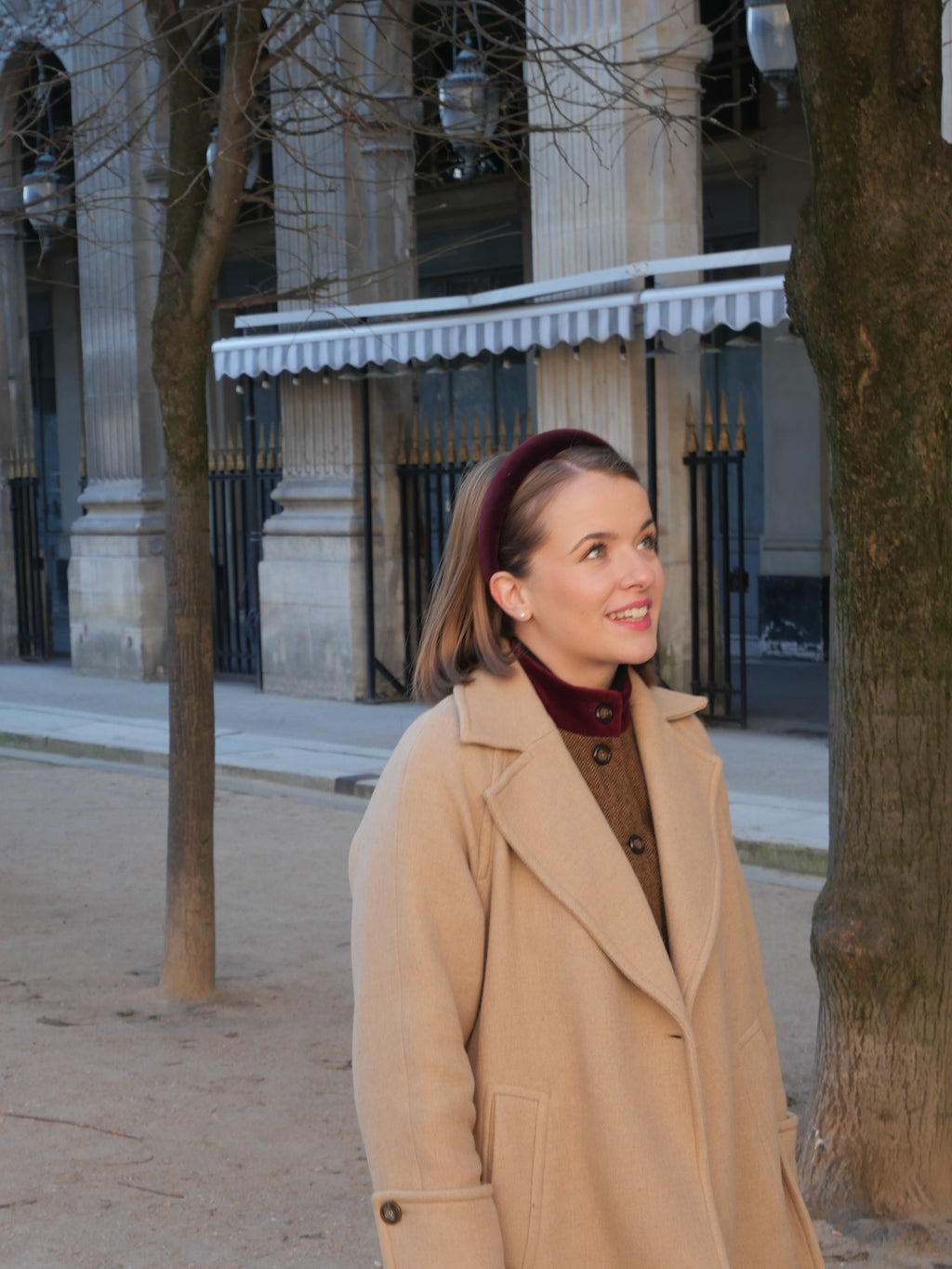 Serre-tête en velours Raphia Paris porté avec une tenue élégante du quotidien