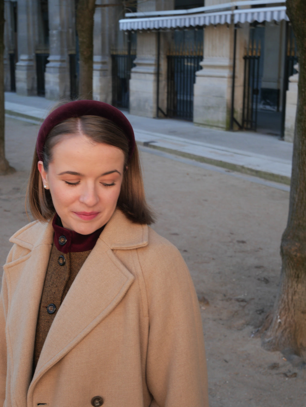 Serre-tête en velours Raphia Paris porté dans un style moderne et féminin
