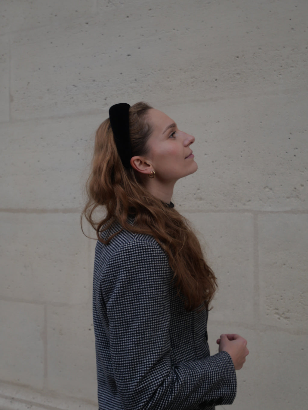 Accessoire cheveux Raphia Paris porté dans un style élégant