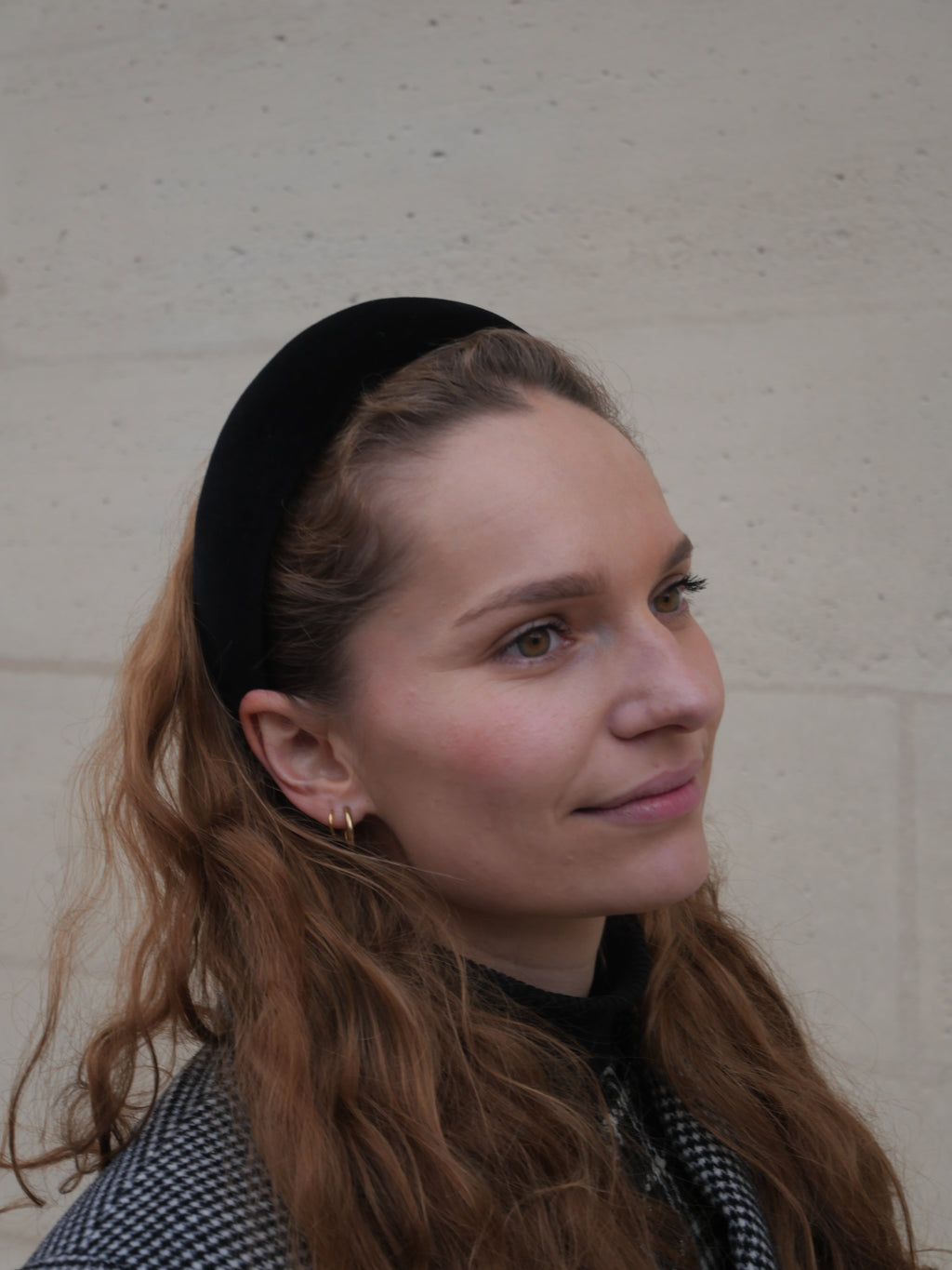 Serre-tête chic porté avec une tenue parisienne élégante