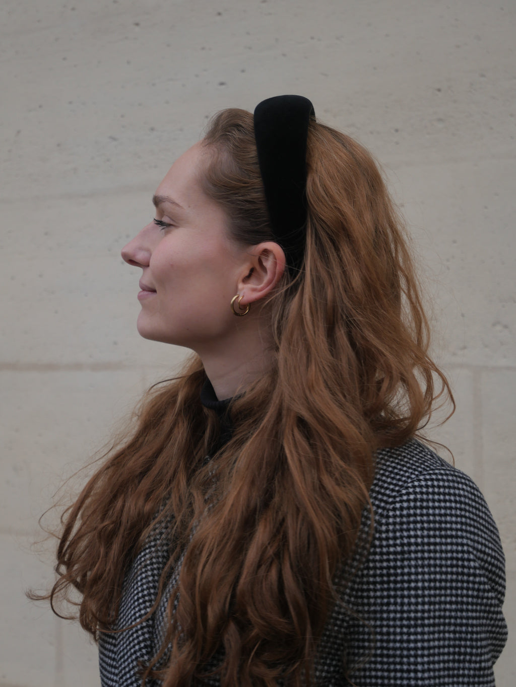 Serre-tête Raphia Paris dans un look mode féminin