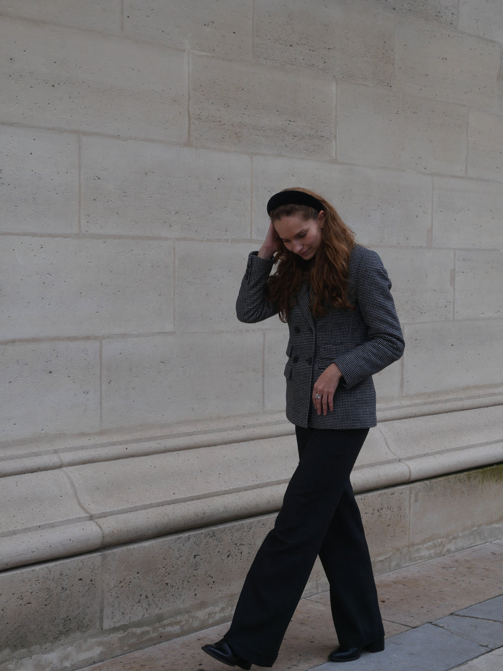 Femme portant un serre-tête Raphia Paris dans un look chic