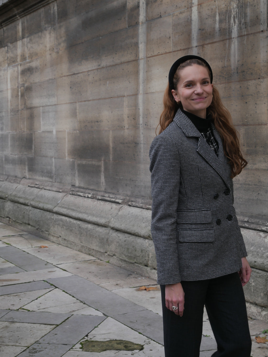 Serre-tête en velours Raphia Paris porté avec une tenue élégante de tous les jours