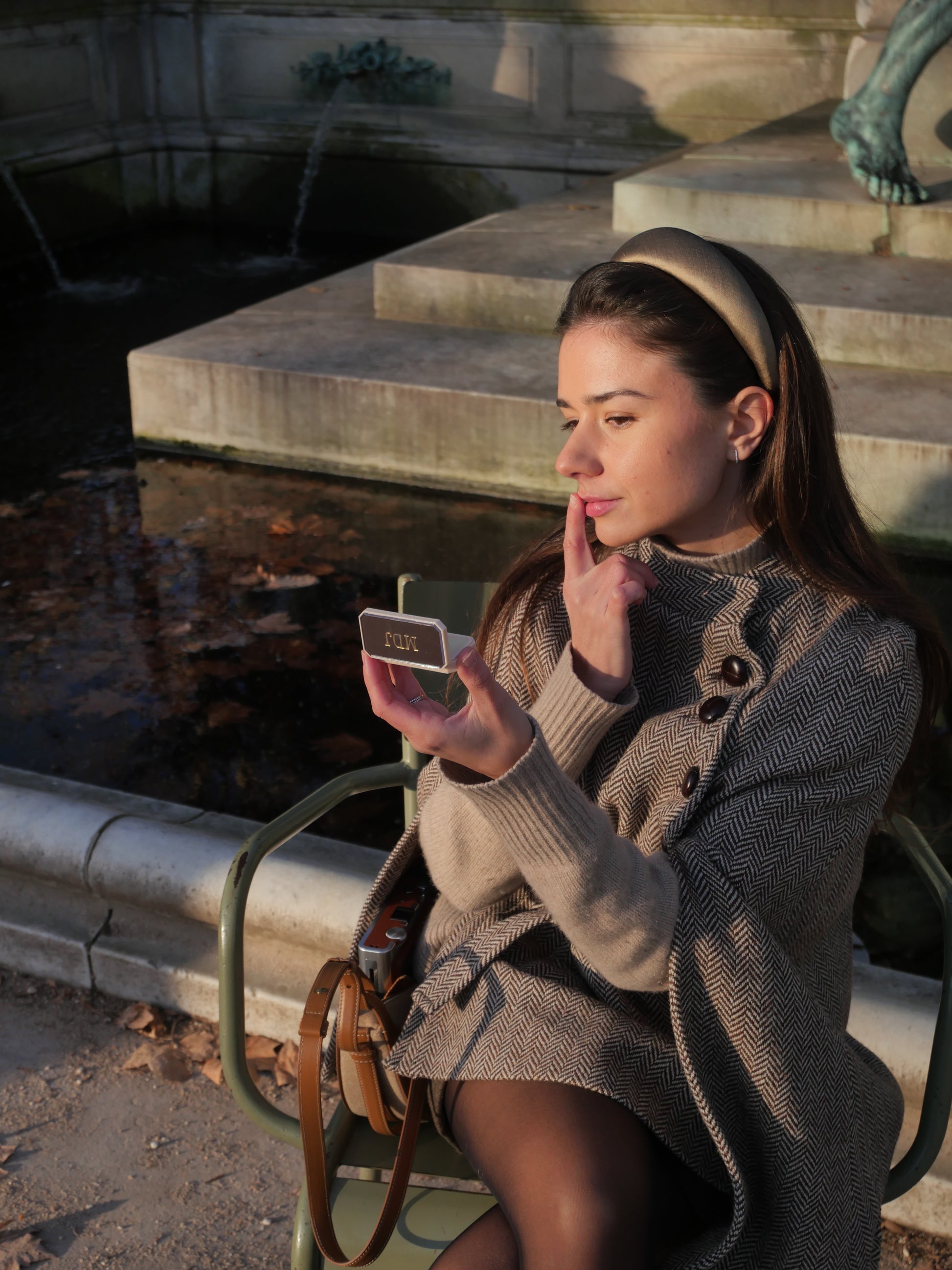 Serre-tête en soie porté avec une tenue minimaliste élégante