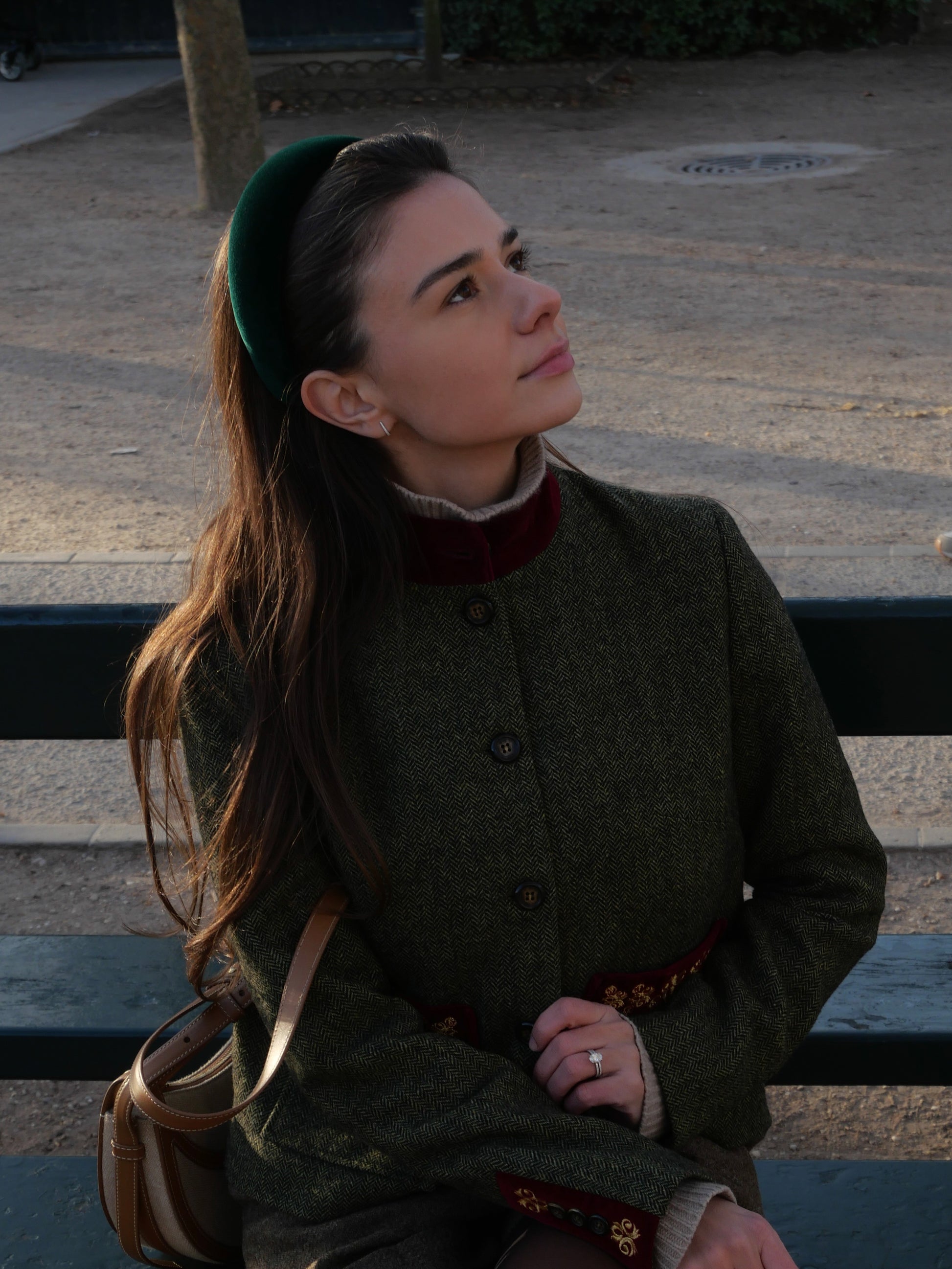 Serre-tête en velours Raphia Paris porté avec un look parisien contemporain