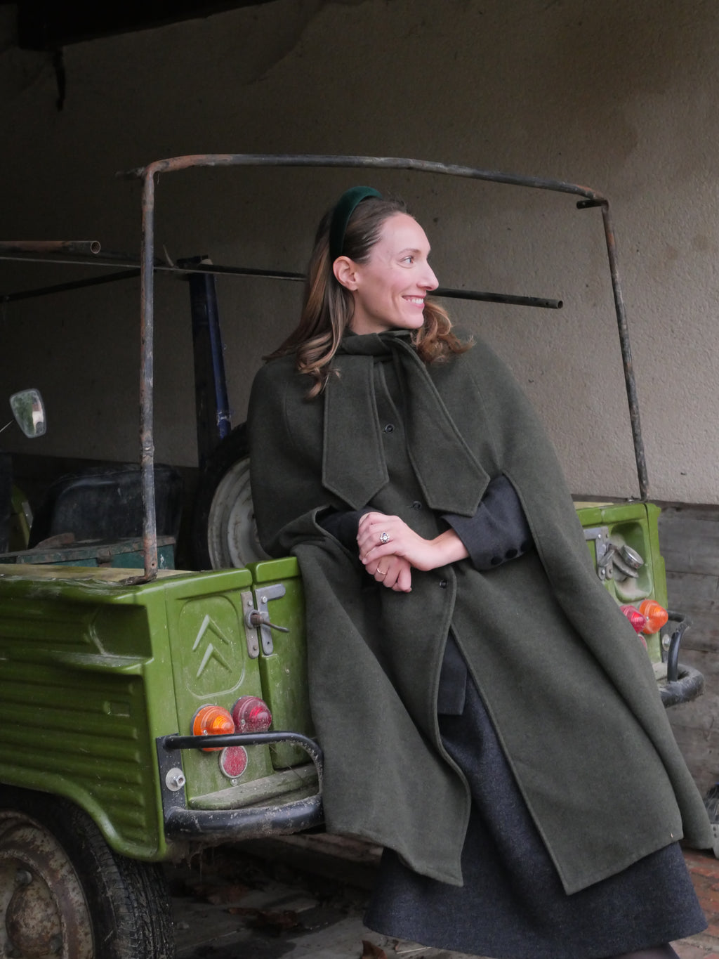 Serre-tête Raphia Paris dans un look élégant