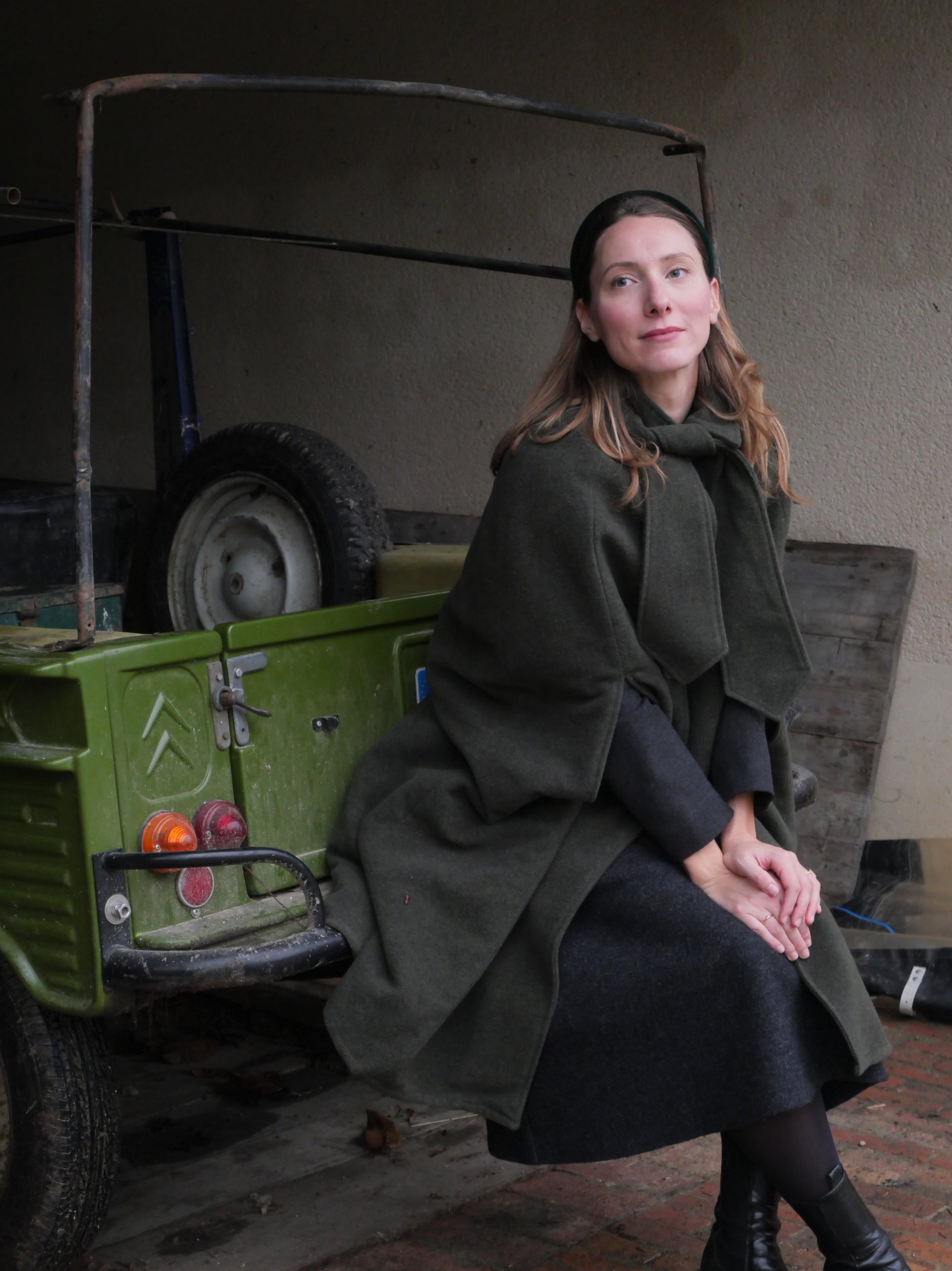 Portrait d’une femme portant un serre-tête élégant