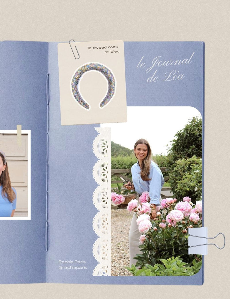 tenue bleu élégante avec serre tête rose tweed